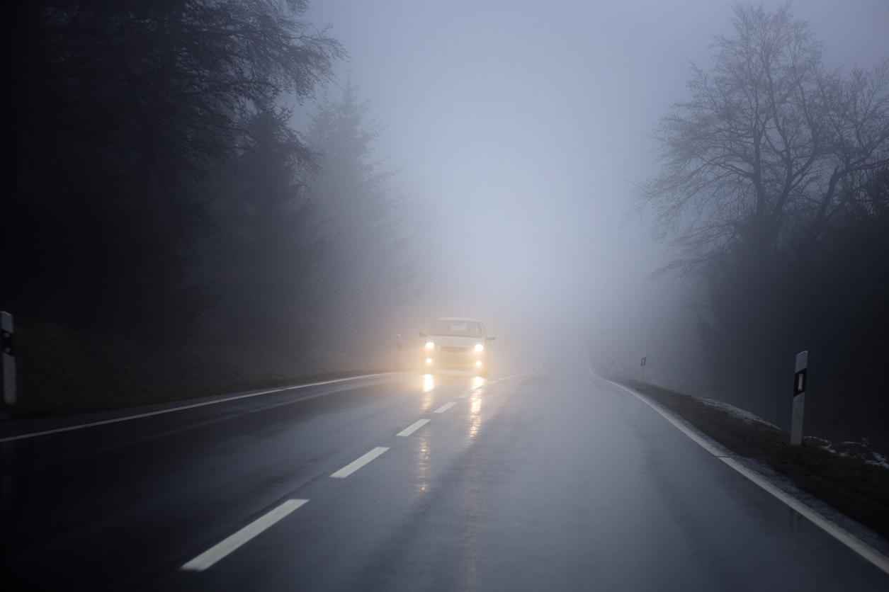 La mejor forma de conducir con niebla