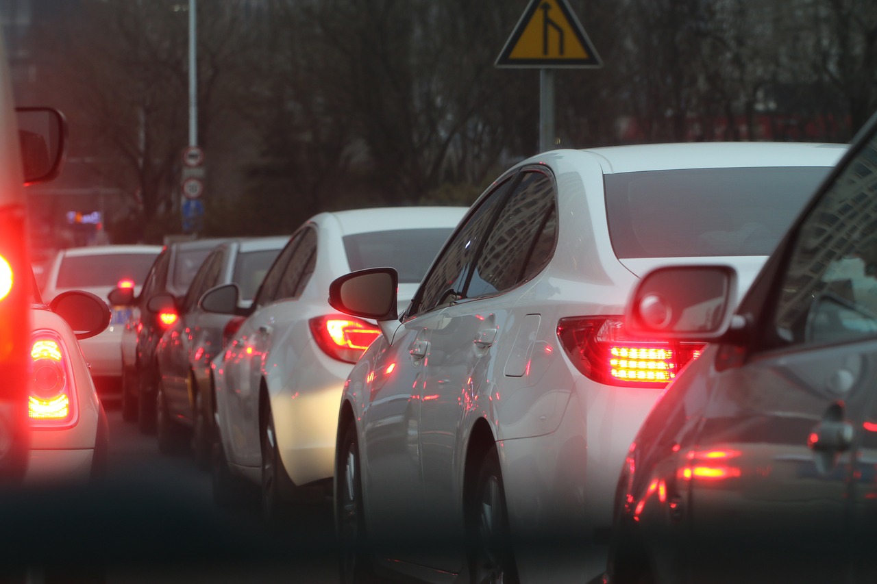 Cómo puedo evitar y ahorrar combustible en un atasco